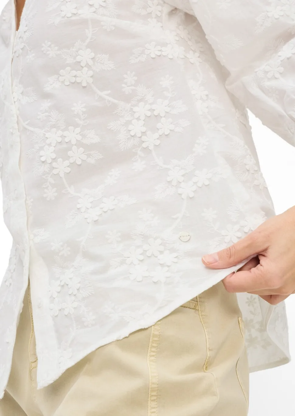 Baumwollbluse mit aufgesetzten Blüten