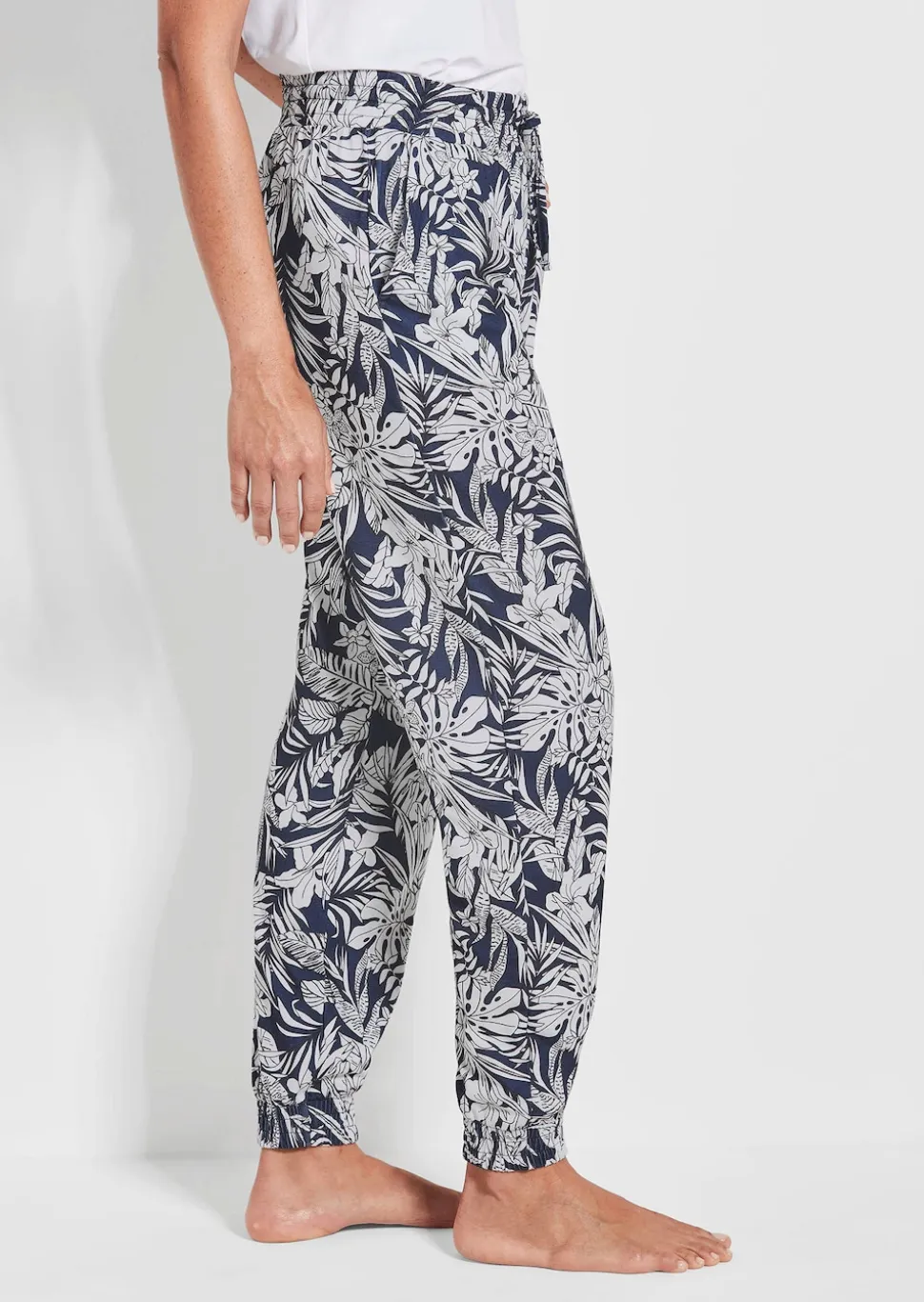 Bequeme Jogginghose mit Blätter-Print