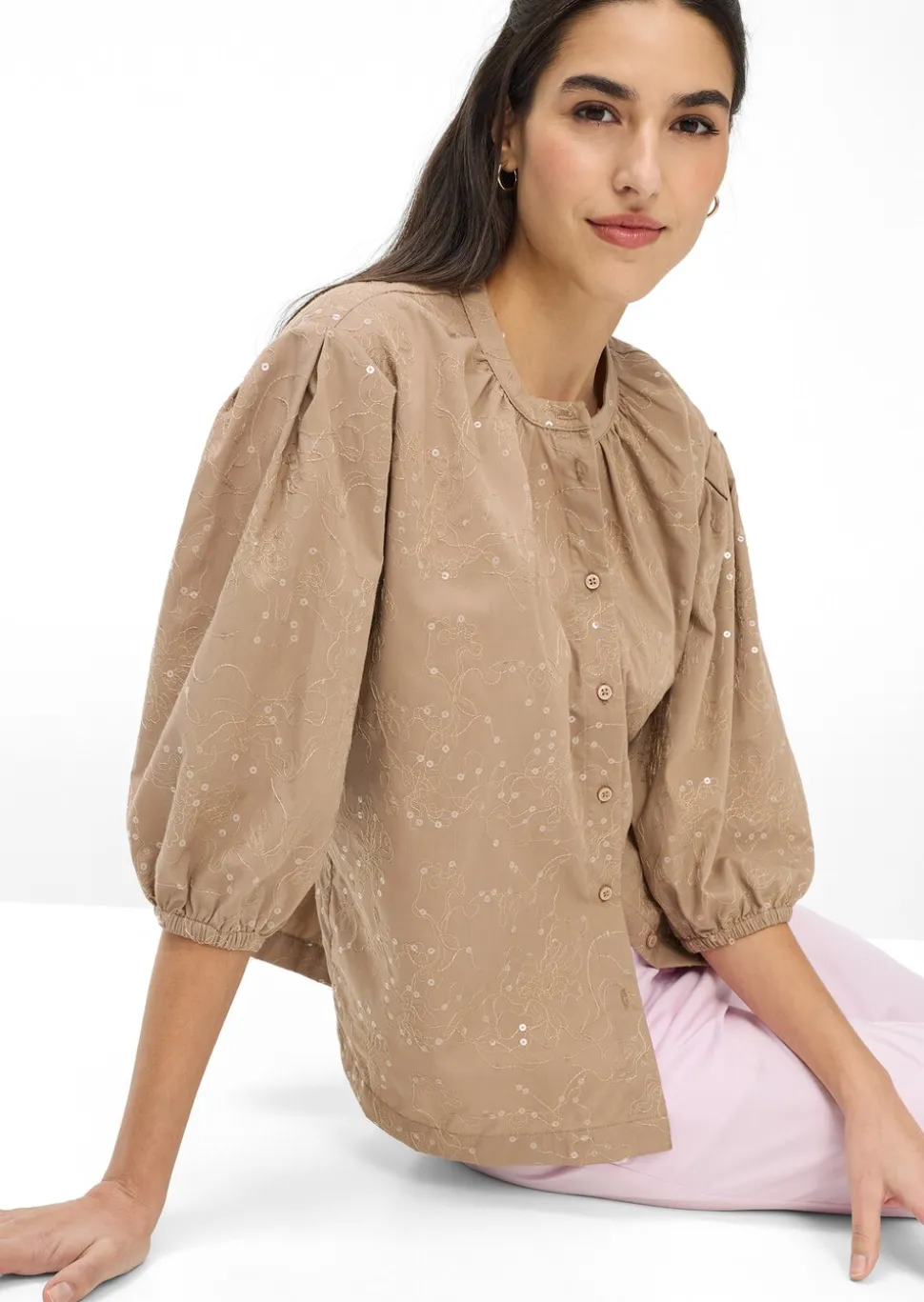 Bluse mit Blütenstickerei und Pailletten