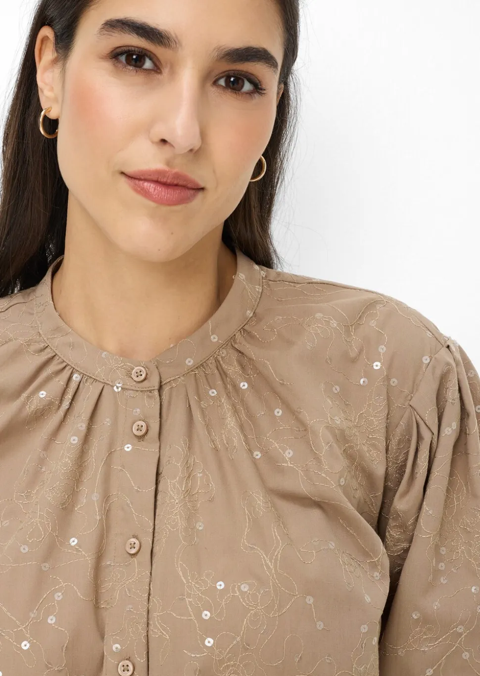 Bluse mit Blütenstickerei und Pailletten