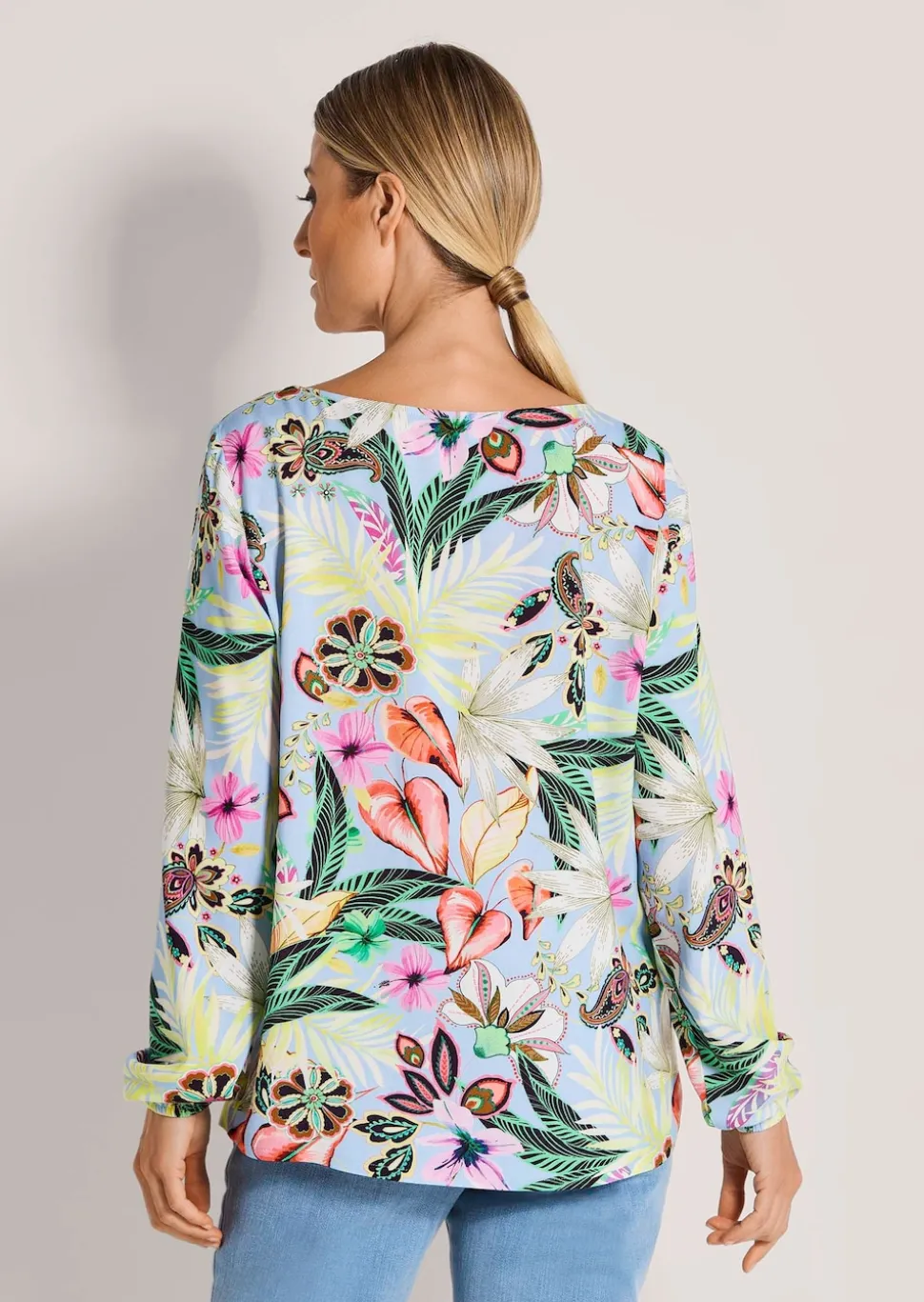 Bluse mit großen Blüten