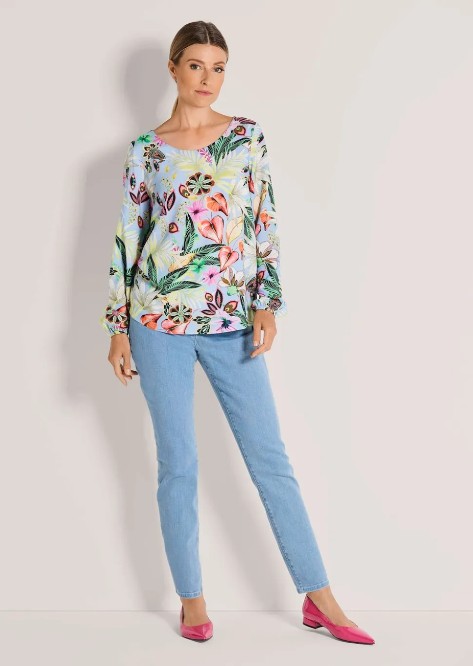 Bluse mit großen Blüten