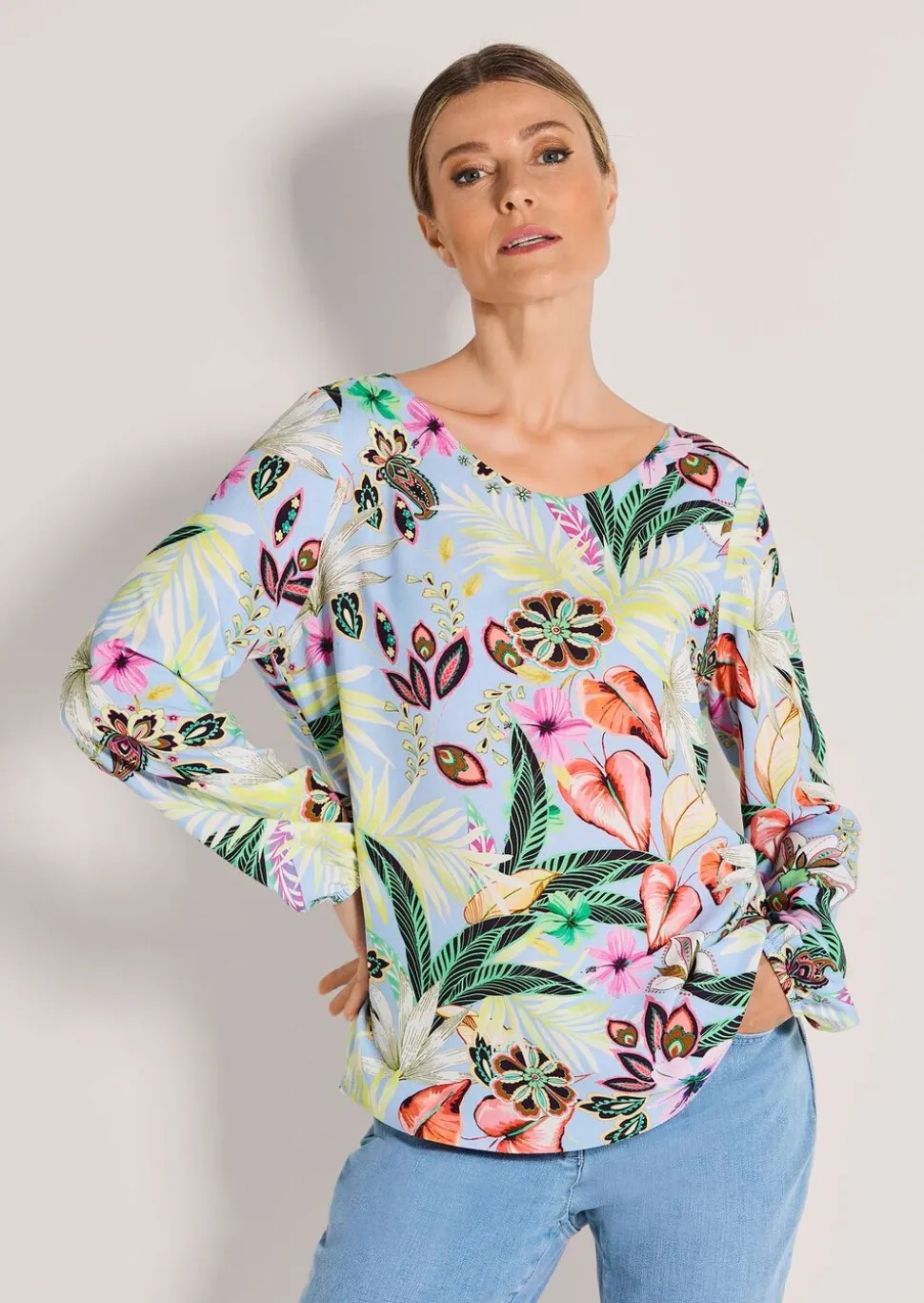 Bluse mit großen Blüten