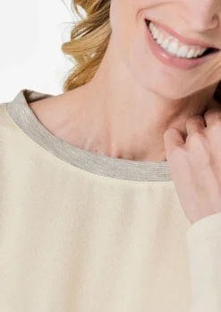 Blusenshirt mit schimmernder Ausschnittblende