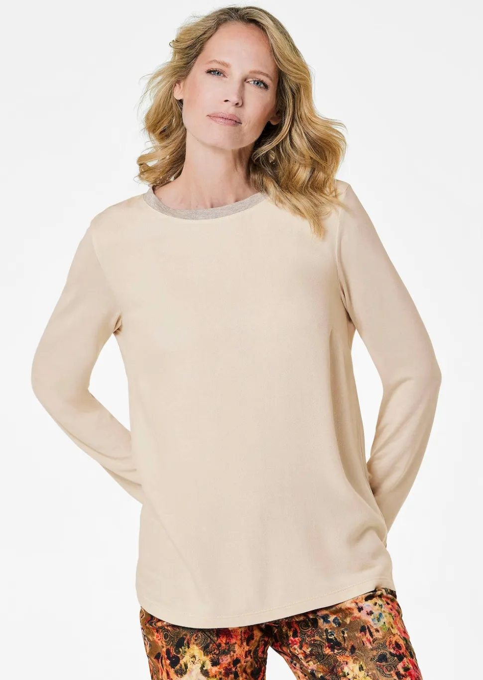 Blusenshirt mit schimmernder Ausschnittblende