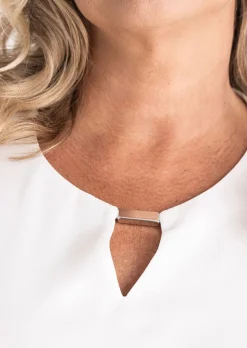 Blusenshirt mit Zierelement am Dekolleté