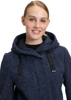 Bouclé-Jacke im sportiven Look