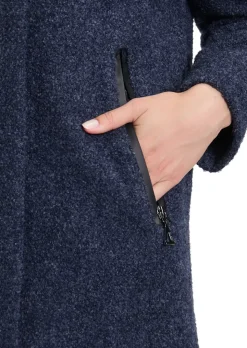 Bouclé-Jacke im sportiven Look