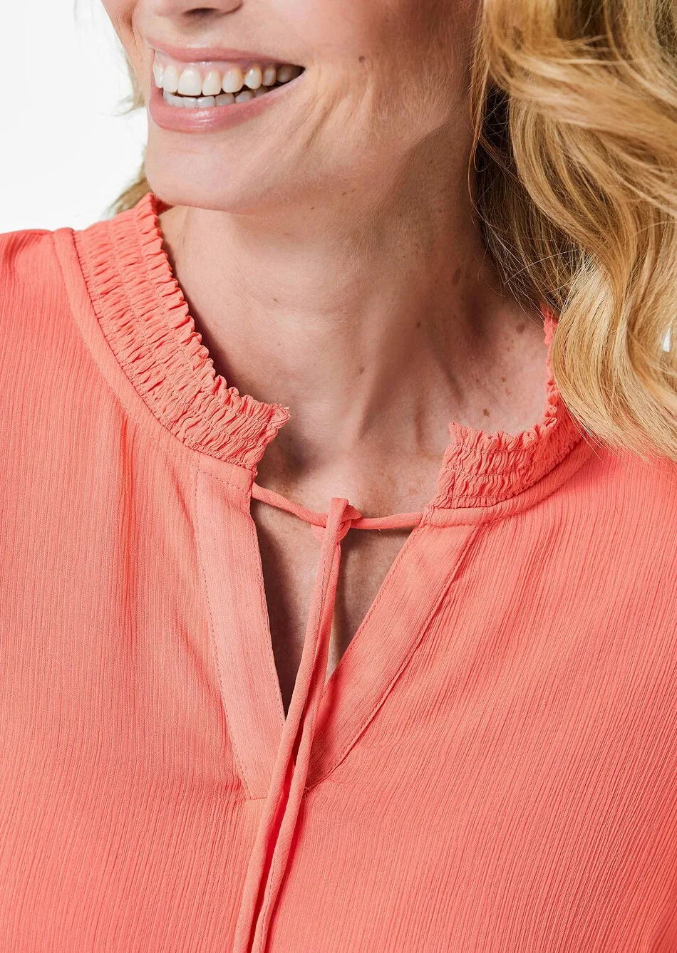 Chiffonbluse mit femininem Ausschnitt
