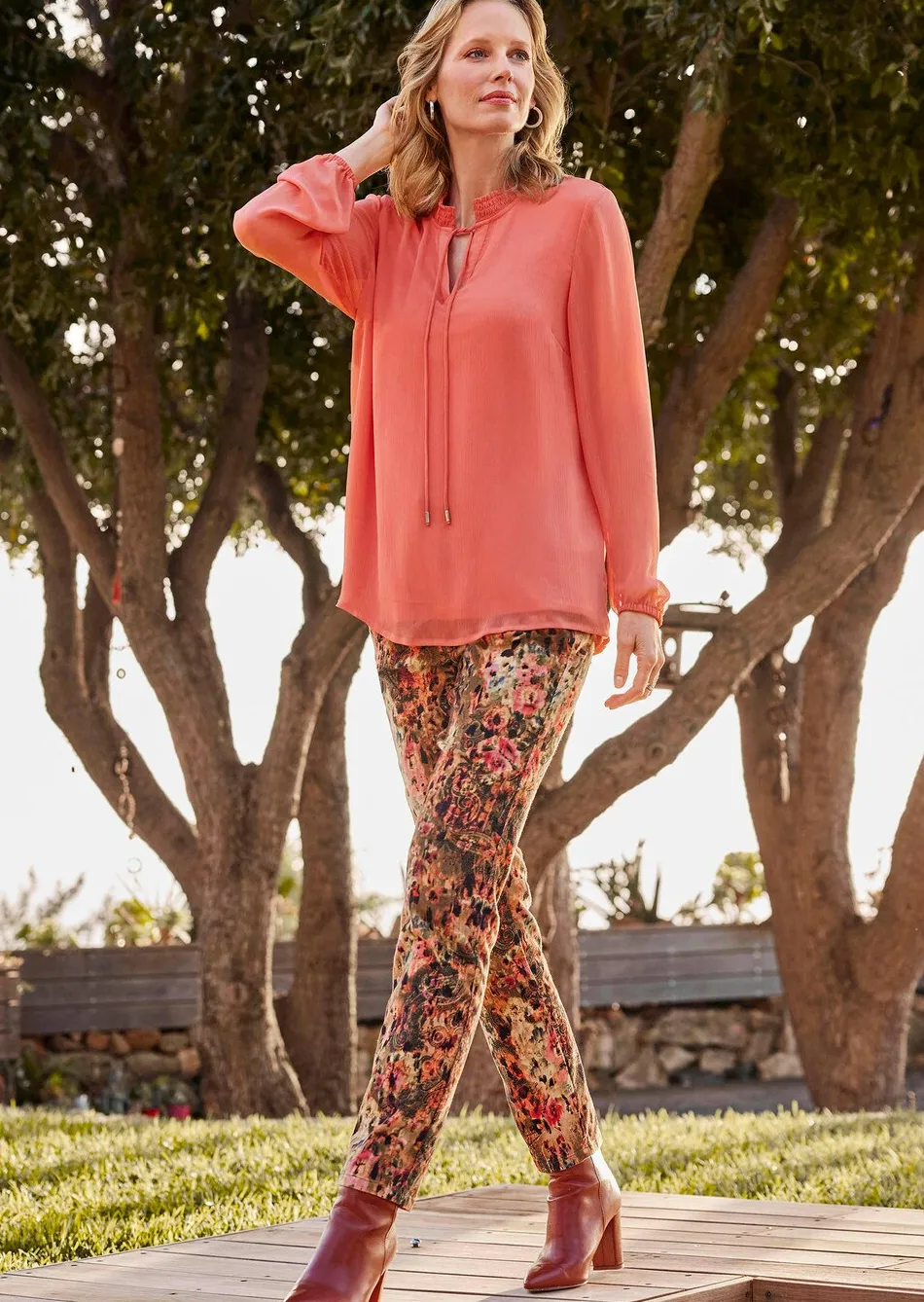 Chiffonbluse mit femininem Ausschnitt