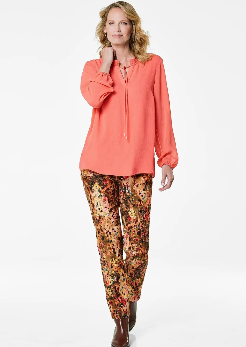 Chiffonbluse mit femininem Ausschnitt