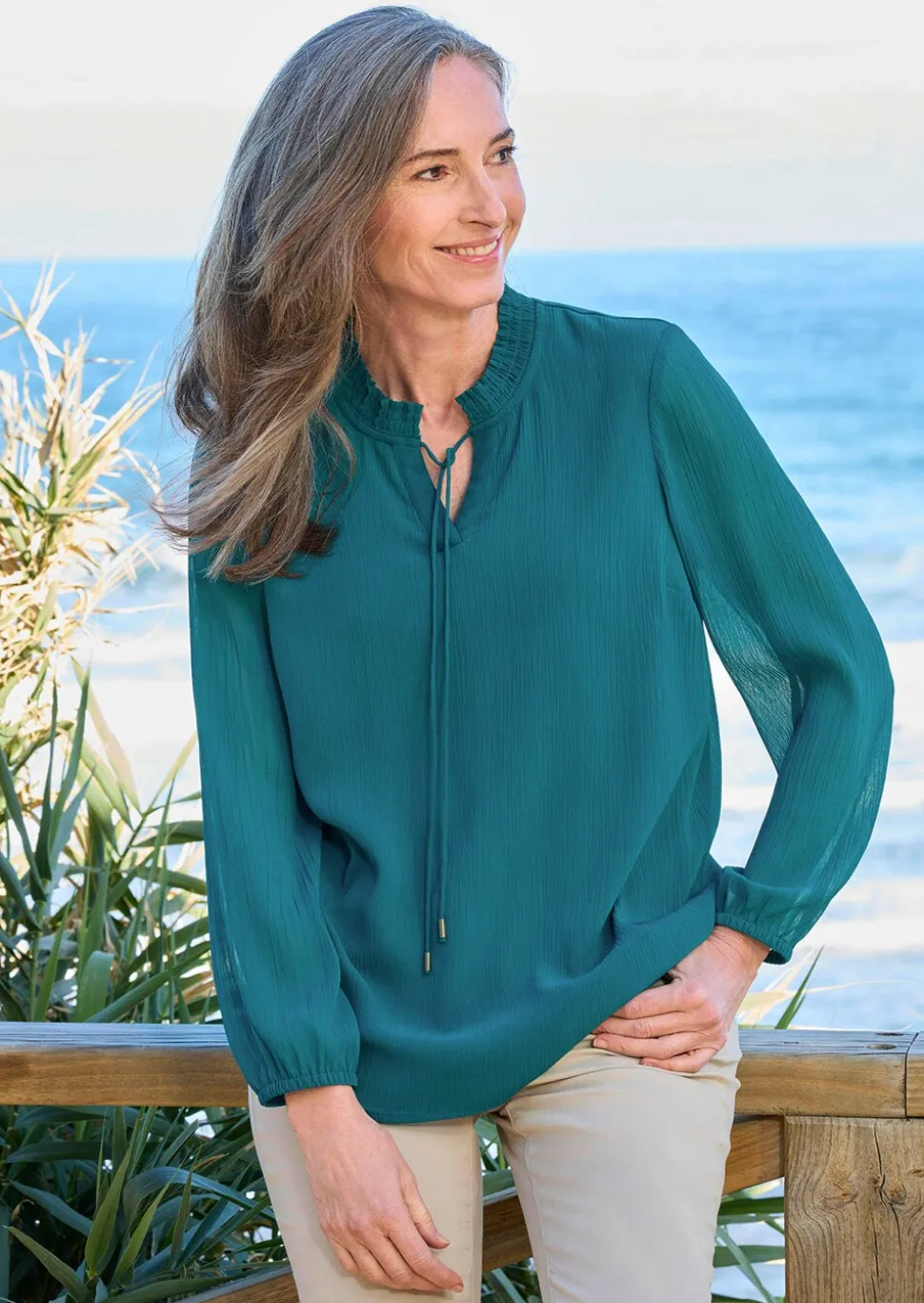 Chiffonbluse mit femininem Ausschnitt