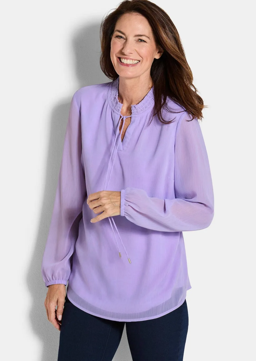 Chiffonbluse mit femininem Ausschnitt