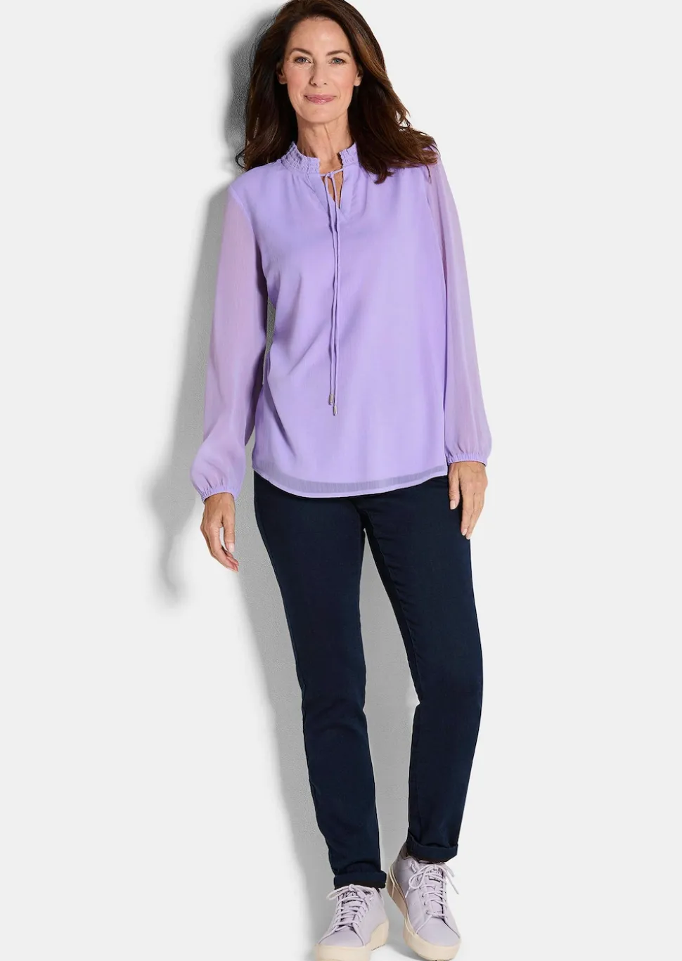 Chiffonbluse mit femininem Ausschnitt