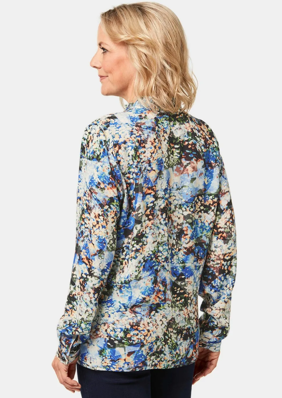 Druckbluse mit raffinierter Ausschnittlösung