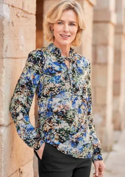 Druckbluse mit raffinierter Ausschnittlösung