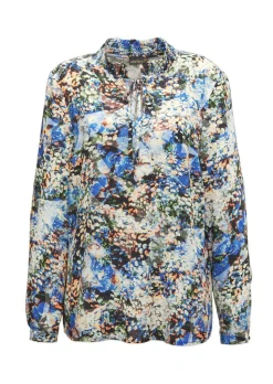 Druckbluse mit raffinierter Ausschnittlösung