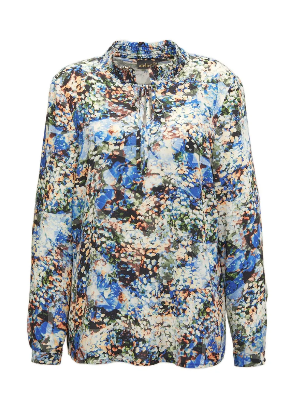Druckbluse mit raffinierter Ausschnittlösung