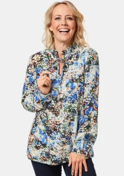 Druckbluse mit raffinierter Ausschnittlösung