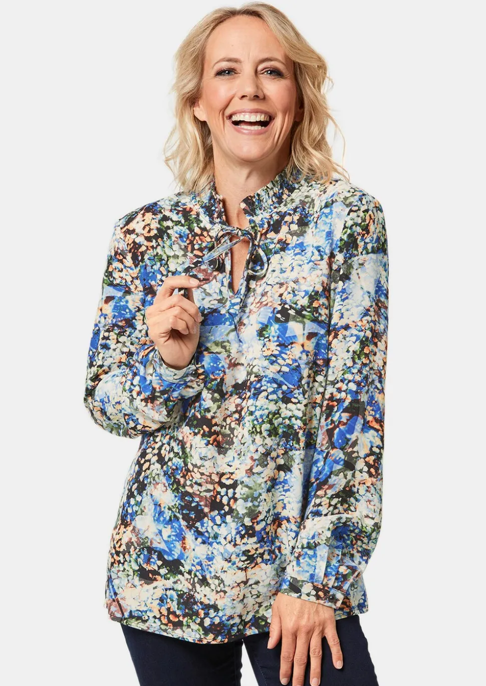 Druckbluse mit raffinierter Ausschnittlösung