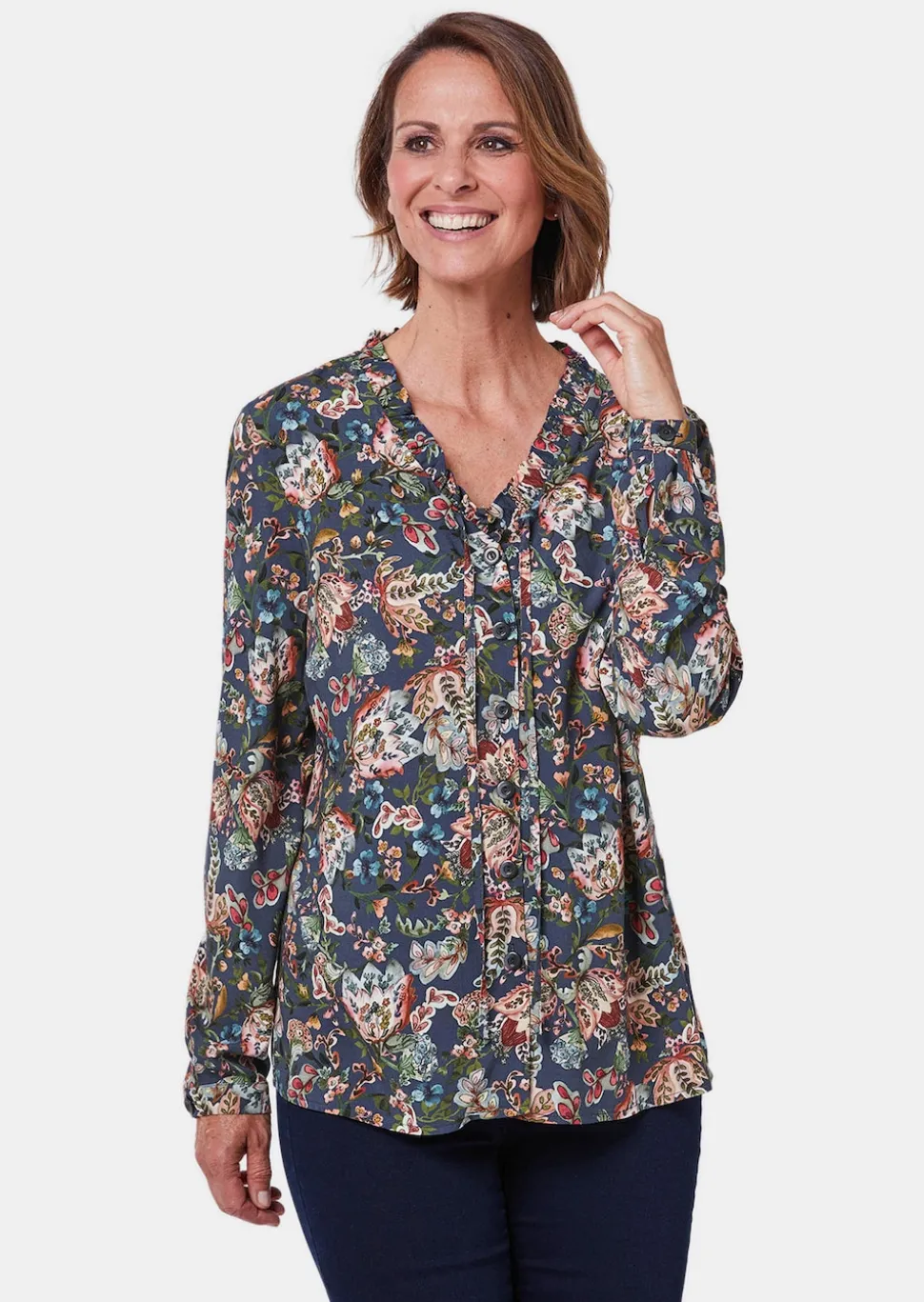 Druckbluse mit raffinierter Ausschnittlösung