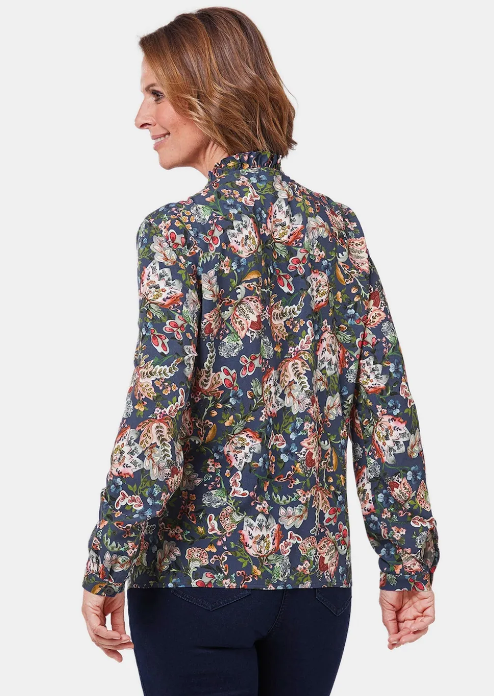 Druckbluse mit raffinierter Ausschnittlösung