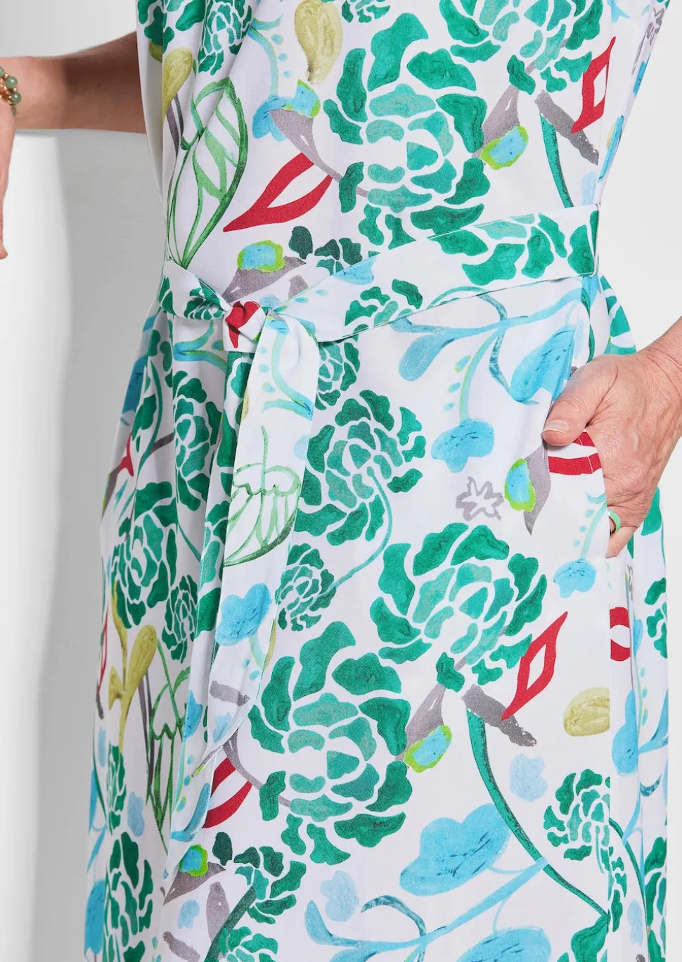 Druckkleid mit Alloverprint & Bindegürtel
