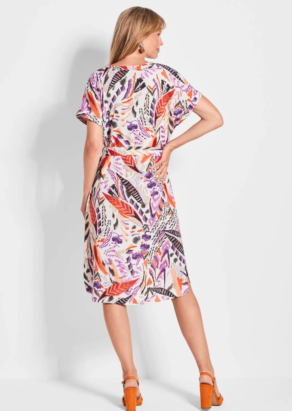 Druckkleid mit bedruckten Federn