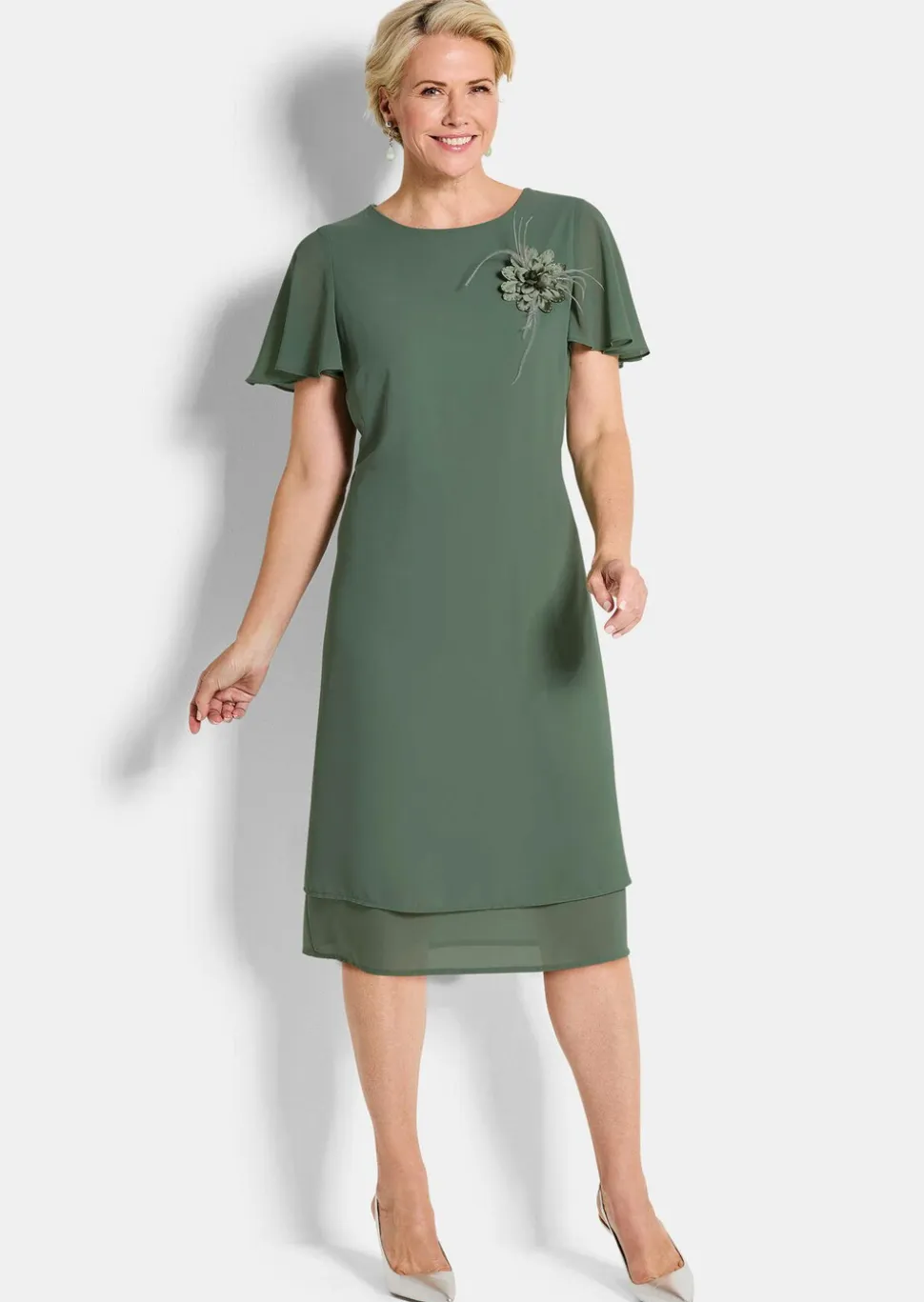 Elegantes Chiffon-Kleid mit Brosche