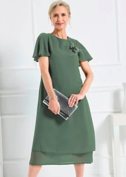 Elegantes Chiffon-Kleid mit Brosche