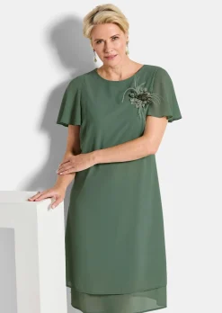 Elegantes Chiffon-Kleid mit Brosche