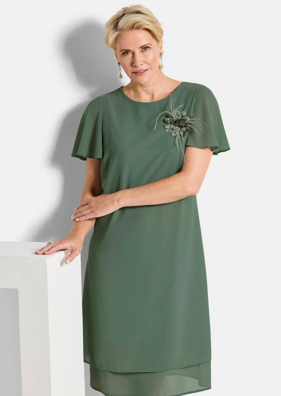 Elegantes Chiffon-Kleid mit Brosche