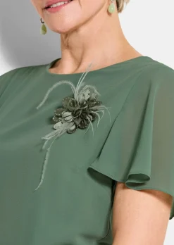 Elegantes Chiffon-Kleid mit Brosche