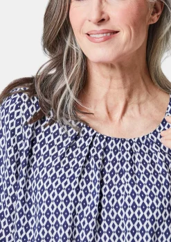 Farbbrillante Druckbluse mit liebevollen Details