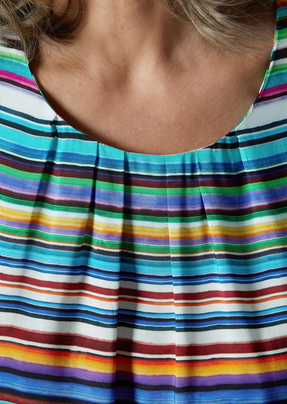 Farbbrillante Druckbluse mit liebevollen Details