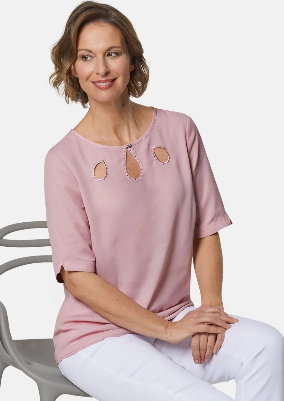 Feminine Bluse mit aufregender Ausschnittlösung