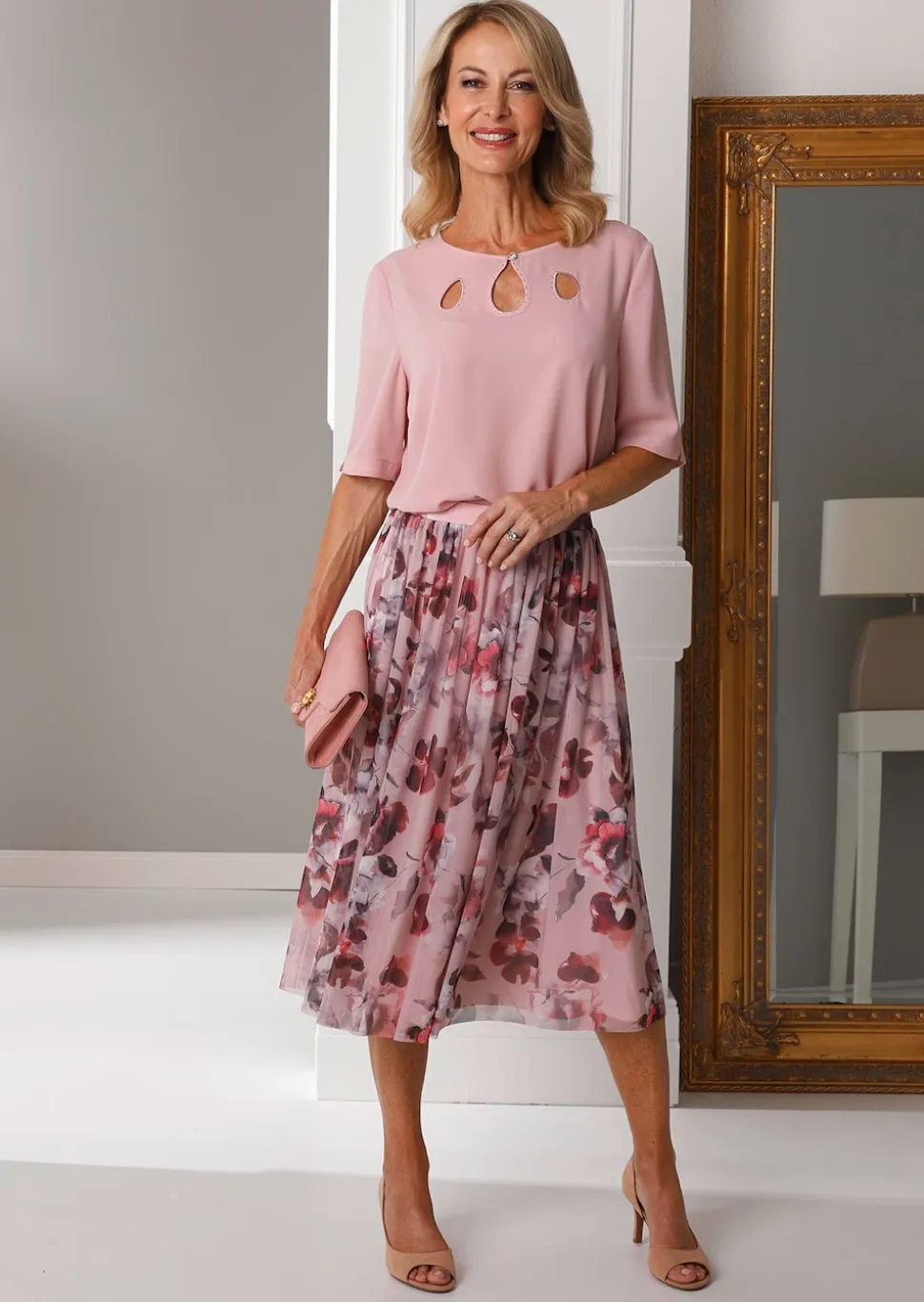 Feminine Bluse mit aufregender Ausschnittlösung