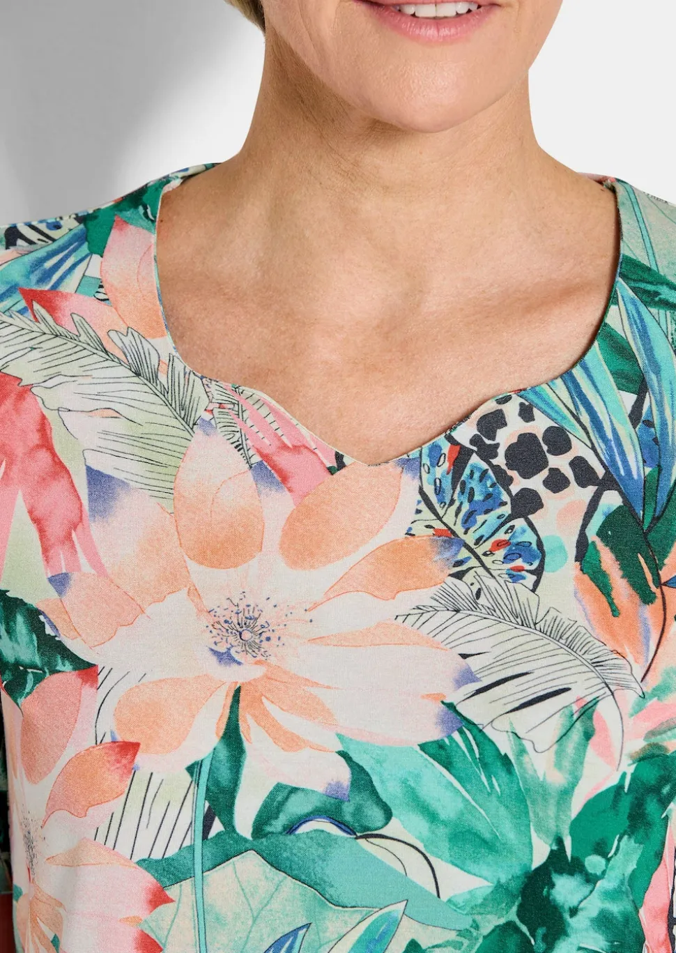 Feminines Shirt mit Herzausschnitt
