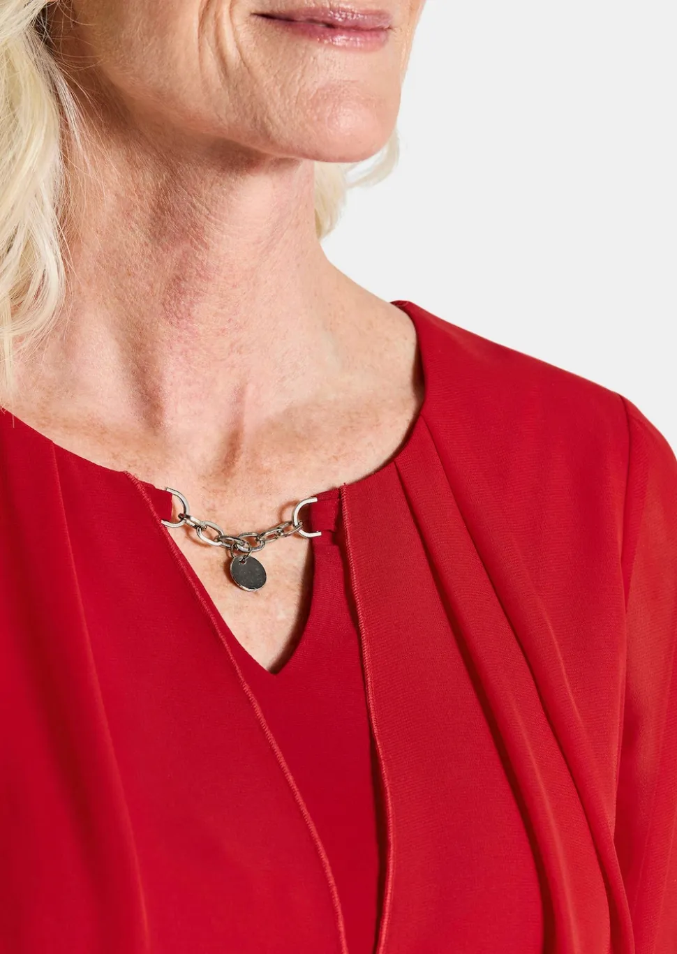 Festliche Bluse mit Chiffonüberwurf und Schmuckelement