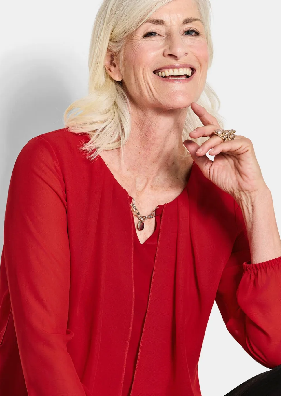 Festliche Bluse mit Chiffonüberwurf und Schmuckelement