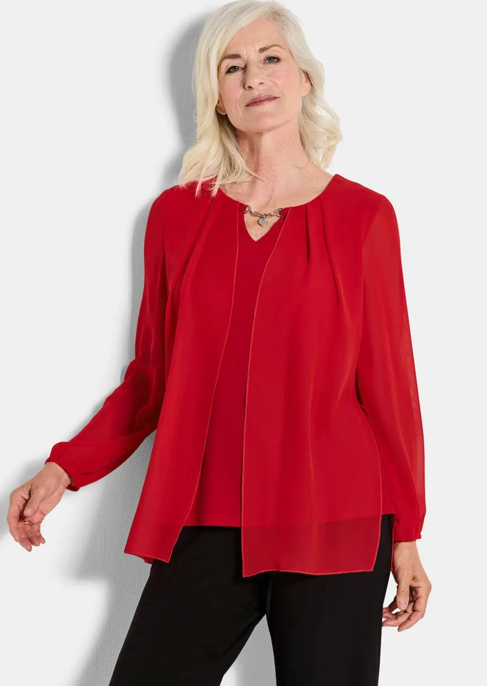 Festliche Bluse mit Chiffonüberwurf und Schmuckelement