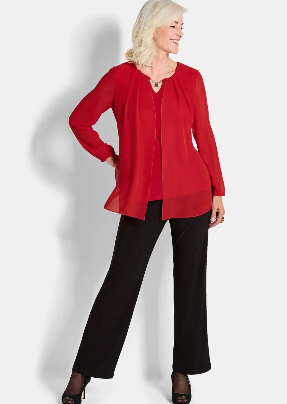 Festliche Bluse mit Chiffonüberwurf und Schmuckelement