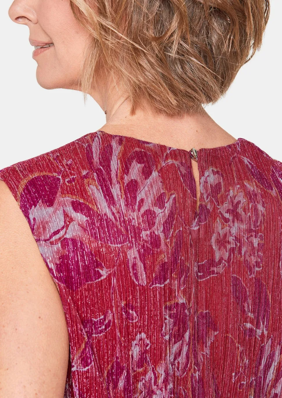 Figur umspielendes Kleid mit feinen Glanzgarnen