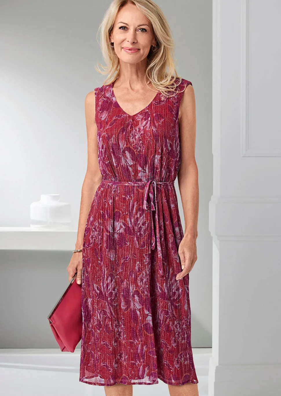Figur umspielendes Kleid mit feinen Glanzgarnen