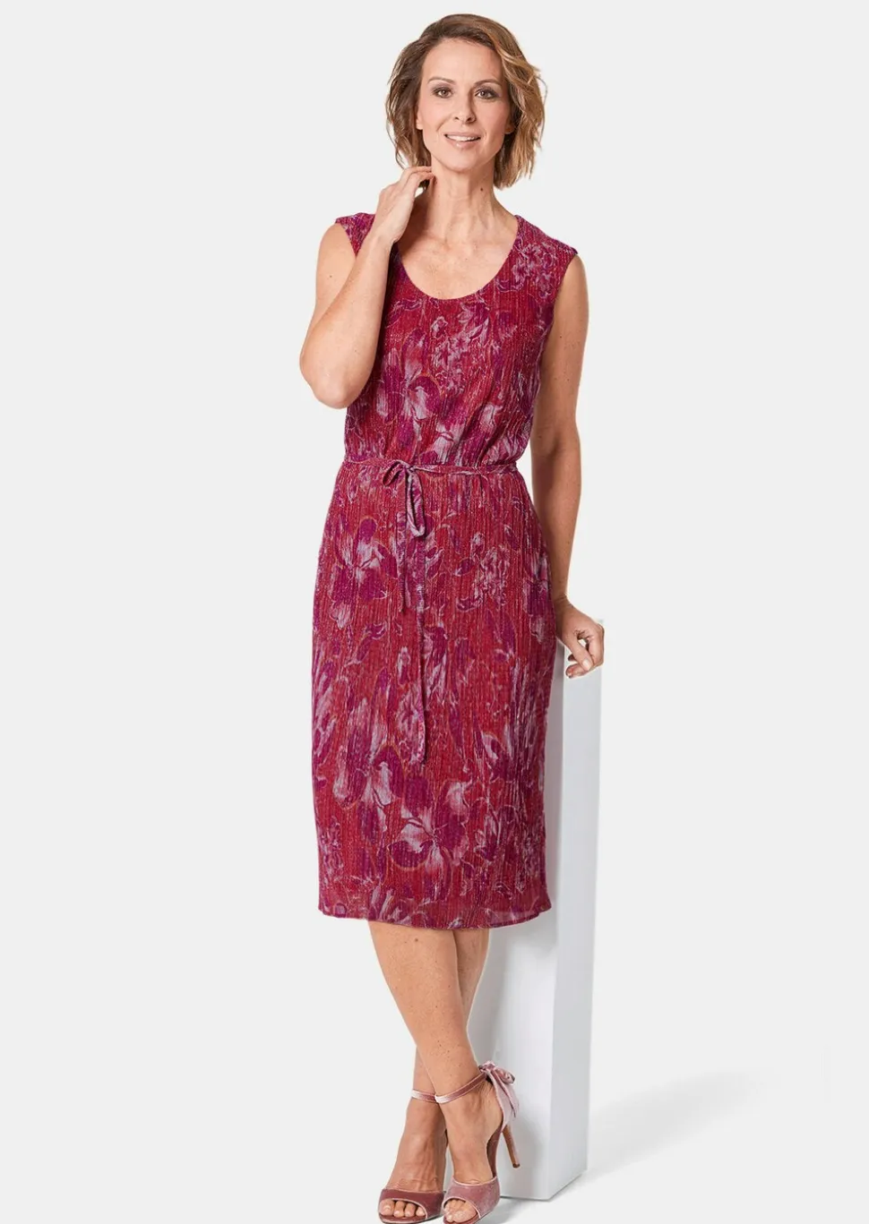 Figur umspielendes Kleid mit feinen Glanzgarnen