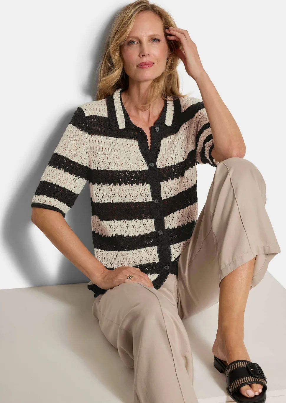 Gestreifte Strickjacke mit Lochmuster