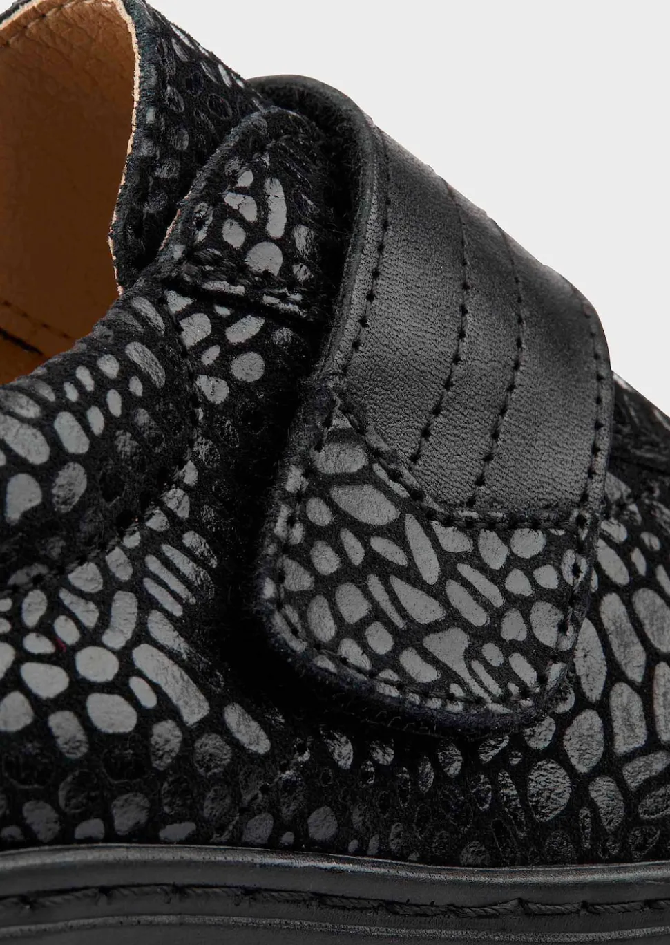 Halbschuhe aus Leder mit Glanzdetails
