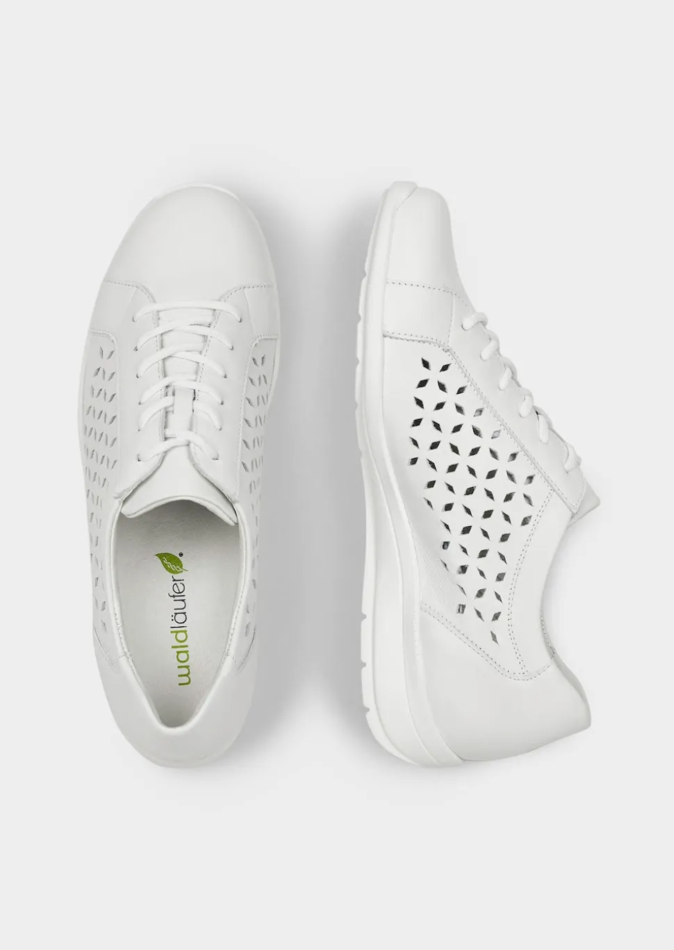 Halbschuhe mit dekorativer Perforierung