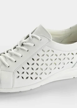 Halbschuhe mit dekorativer Perforierung