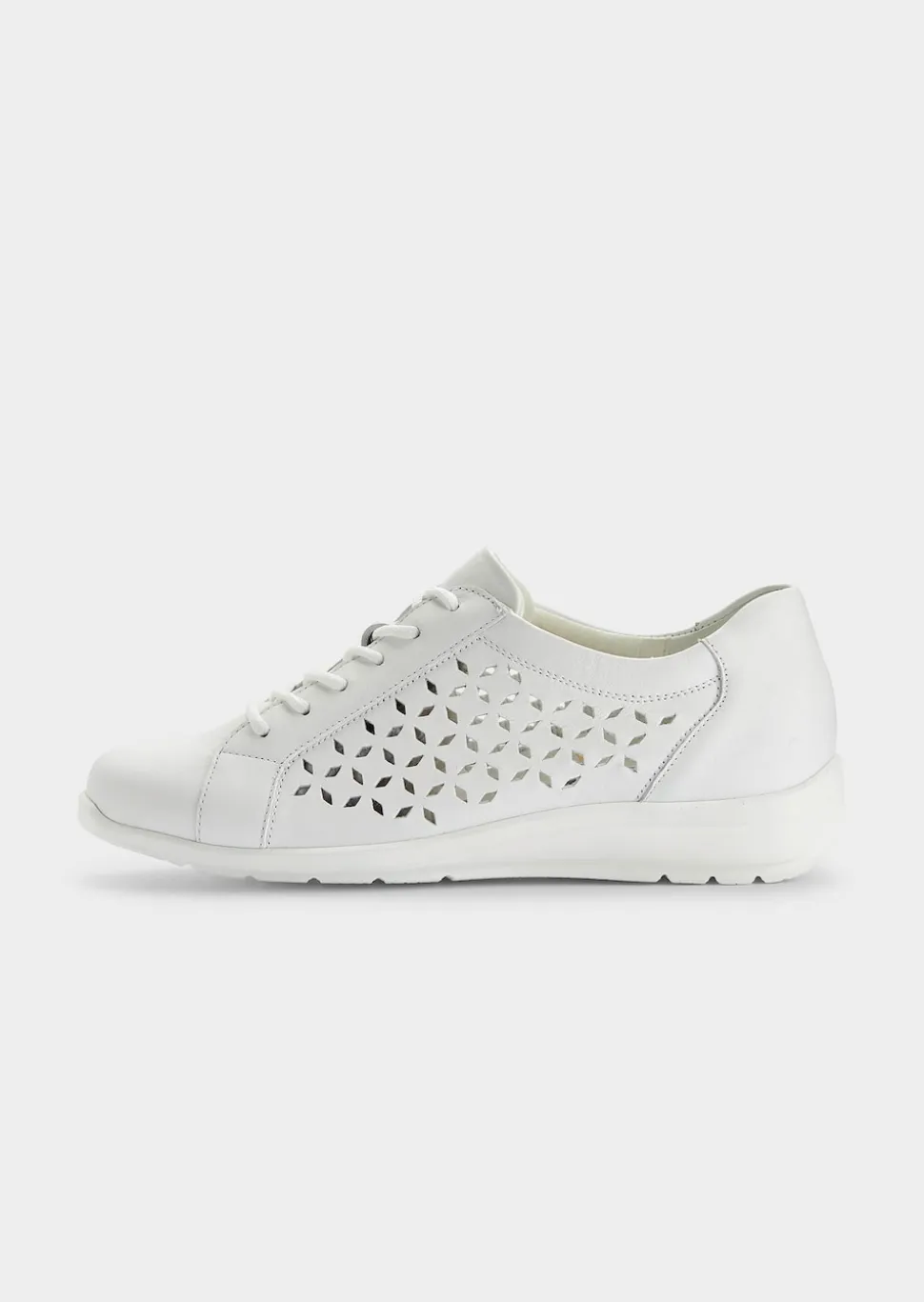 Halbschuhe mit dekorativer Perforierung